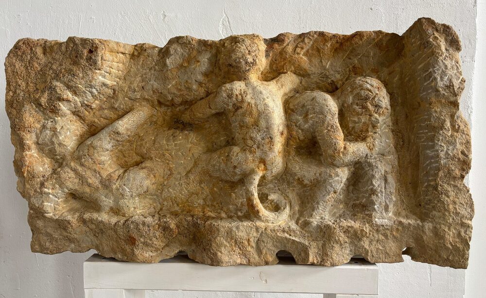 Fries der Evolution, 2024, Sandstein, 165 × 60 × 70 cm