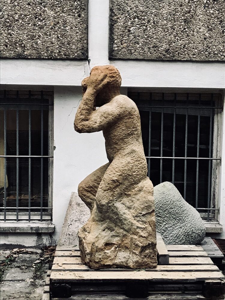 Boxer, 2020, Sandstein, 65 × 70 × 170 cm